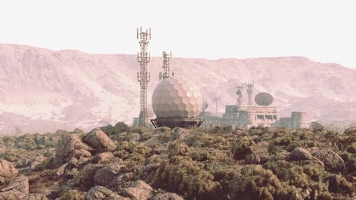 Base militar con torres de comunicación enclavada en un terreno montañoso