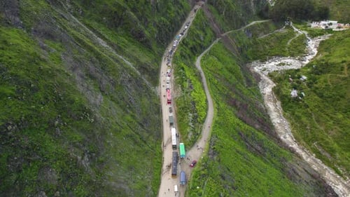 Imágenes con drones de un deslizamiento de tierra que bloquea la carretera central en Lima, Perú