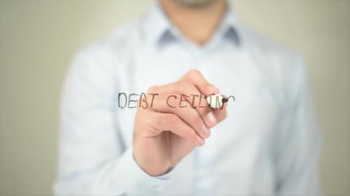 Techo de deuda, hombre escribiendo en pantalla transparente