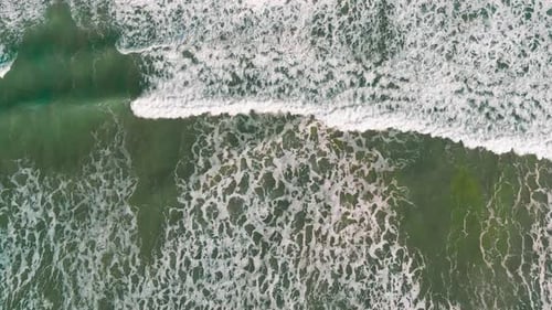 Luftaufnahme wunderschöner sanfter Wellen im friedlichen blauen Ozean