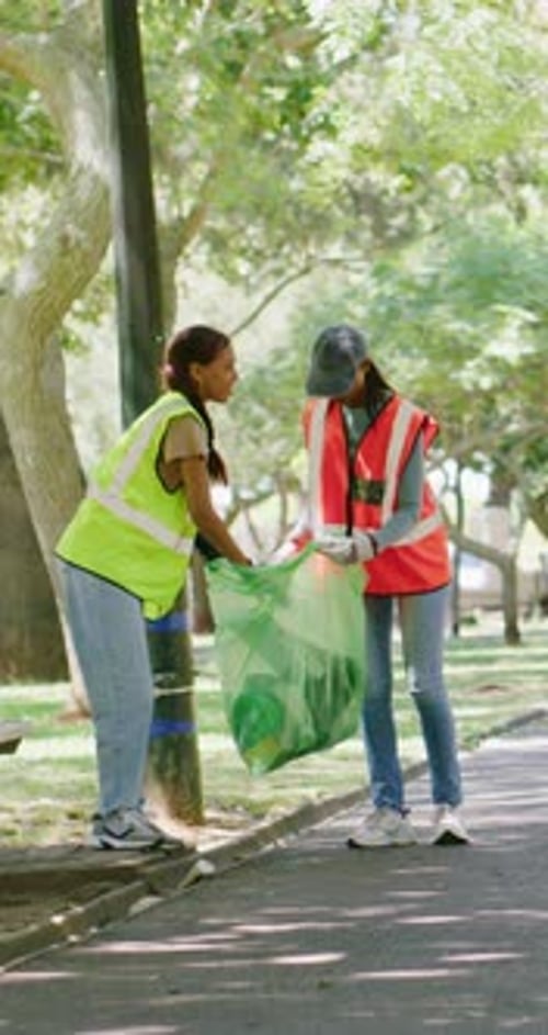 Voluntariado, equipo y bolsa de basura en el parque con Colleción de basura, proyecto de caridad y gestión de residuos