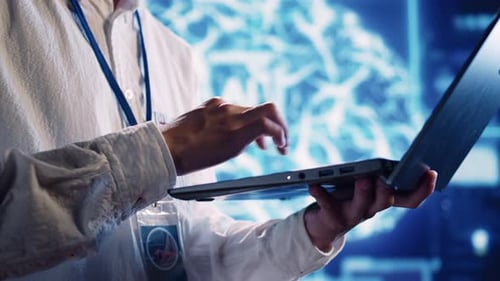 L'administrateur effectue une simulation d'IA sur un ordinateur portable