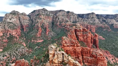 Luftaufnahme von Felsformationen und Bergen im Canyon, Vereinigte Staaten.