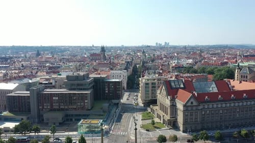 Luftaufnahme des historischen Zentrums von Prag und der Moldau am Morgen bei klarem Sonnenschein