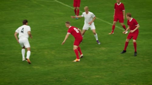 Jugadores de fútbol profesionales que intentan dominar el campo. Partido enérgico entre equipos fuertes.
En