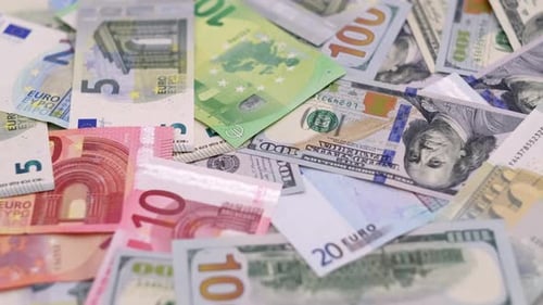 Bargeld, amerikanische Dollar- und Euro-Banknoten, Hintergrund, Einkommen, Gewinner und Geschäftskonzept, Tabelle