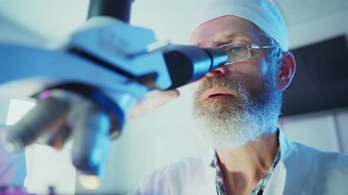 Wissenschaftler benutzen ein Mikroskop in einem Labor