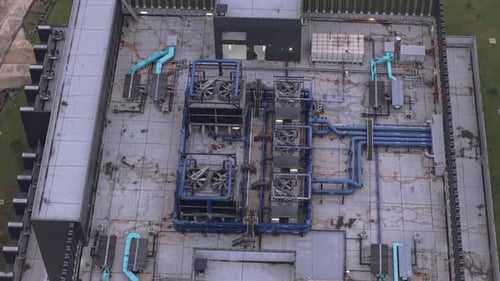 Foto de drone de torres de resfriamento em um grande centro de armazenamento de dados em Jacarta, Indonésia