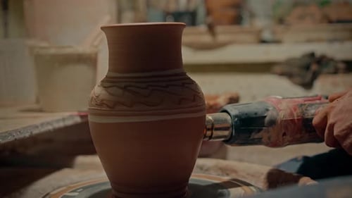 Atelier de poterie Petite entreprise en cours Céramiste séchant son artisanat Final Crug Indoor Potter
