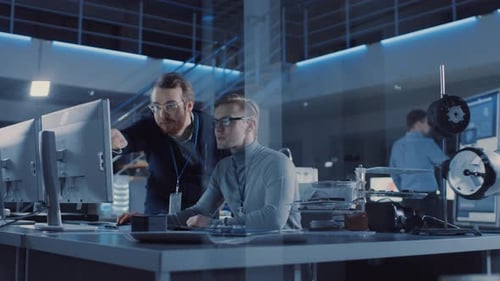 Der Entwicklungsingenieur für Elektronik nutzt den PC, spricht mit dem Manager und zeigt das Projekt. Team von