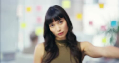 Gesicht, auf dich zeigend und Geschäft mit Frau, Büro und Motivation mit Unterstützung