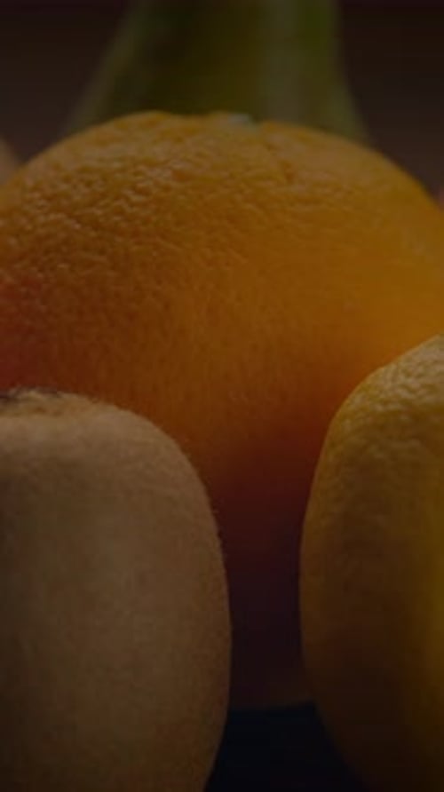 Eine Sammlung bunter Zitrusfrüchte, die wunderschön auf dunklem Hintergrund dargestellt werden