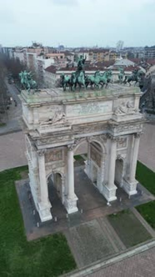 Vídeo aéreo Arco della Pace «Arco de la Paz», en el distrito centro de Milán, Italia