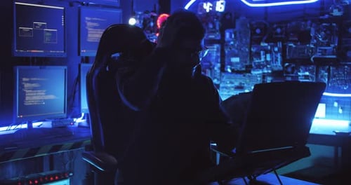 Um hacker masculino está usando um computador para hackear dados e exigir resgate das vítimas.