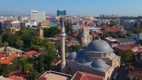 Erleben Sie den Zauber des historischen Herzens von Antalya anhand dieses faszinierenden Stockvideos aus der Luft