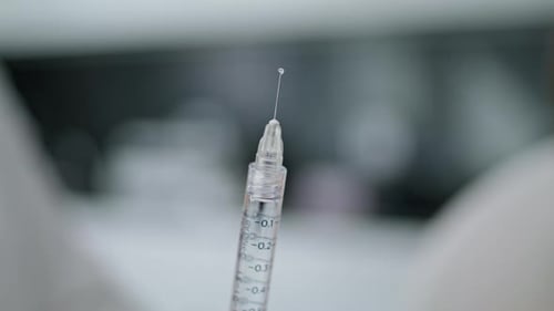 Mit medizinischen Spritzen gefüllte Medikamente aus nächster Nähe. Unbekannter Mitarbeiter der Laborklinik bereitet die Arzneimittelinjektion
vor...