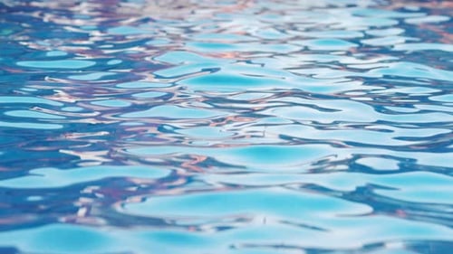 Reines blaues Wasser im Pool mit Lichtreflektionen