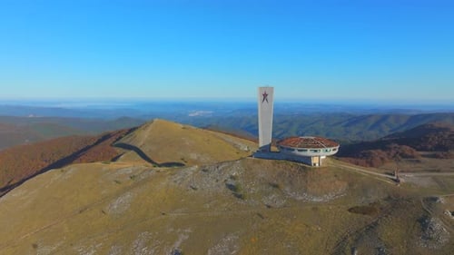 Buzludja en Bulgarie : la soucoupe soviétique vue d'en haut par une journée ensoleillée d'automne.