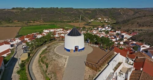 Vue aérienne d'un petit village avec moulin à vent et toits pittoresques, Odeceixe, Portugal