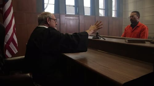 Juez golpeando un mazo al final del juicio
