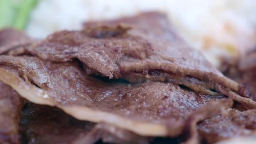 Detalle de chupito de doner kebab servido con patatas fritas