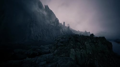 Terreno costero áspero salpicado de rocas bajo un cielo nublado