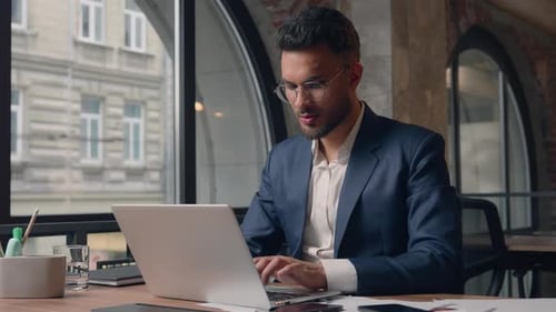 Arabischer Mann Geschäft Männlicher Kerl Geschäftsmann Vollständiger Online-Job Laptop Aus Entspannen Sorglos Positiv