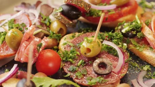 Mélange à tapas de saucisses de porc espagnoles, planche à découper et appétissante collation catalane, fuet, jambon, chorizo