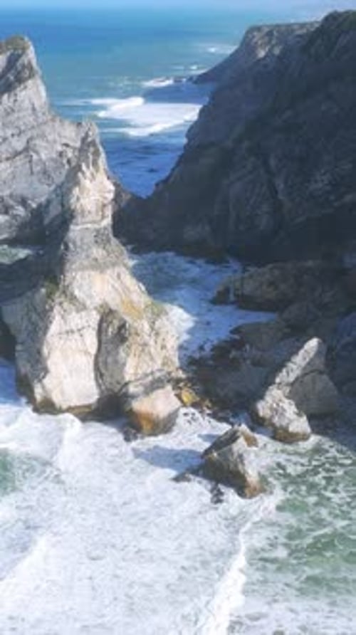 Vue aérienne époustouflante de Praia da Ursa, au Portugal, avec le soleil matinal au-dessus de l'Atlant