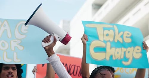 Calle, carteles y protestas con megáfono, grupos y personas de derechos humanos por la paz
