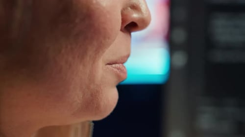 Captura más cercana de un sonriente ingeniero informático trabajando