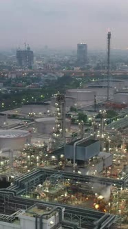 Vue verticale de l'usine de raffinerie de pétrole industrielle