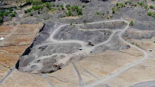 Paisaje de Bali destruido para construir una cantera de arena, vista de la órbita aérea
