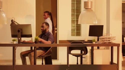 Femme d'affaires quittant l'emploi de bureau pendant le coucher du soleil et agitant l'homme