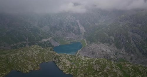 Luftaufnahme eines Bergsees inmitten der Natur an einem magischen, entspannenden und grünen Ort.