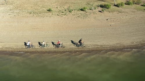Visite à vélo avec vue aérienne au bord du lac