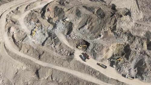 Industrielle Minenbagger graben den Boden auf der Baustelle und verladen Lastwagen
