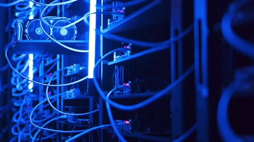 Nahaufnahme eines Rackservers im Rechenzentrum