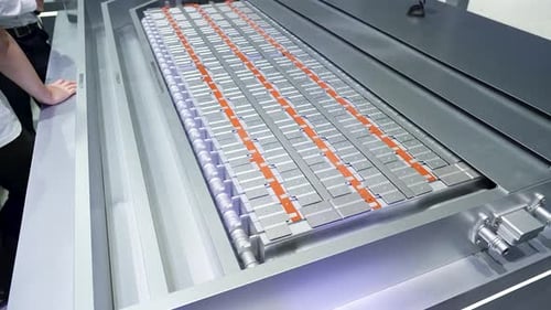 Mittlere Aufnahme prismatischer CATL-Batteriezellen, angeordnet in einem EV-Batteriepack, China