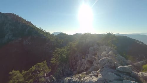 Matin ensoleillé sur une chaîne de montagnes sur la rive sud de la Turquie, vue Drone