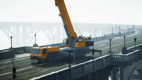 Gran grúa automática en el puente en construcción