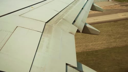 Jato de passageiros decolando da pista com mecânica de asa estendendo o avião decolando como abas e