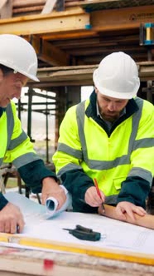 Construcción, planificación y redacción con hombres en el sitio de construcción para la gestión o revisión del proyecto