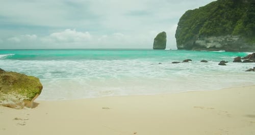Schäumende Meereswellen am unberührten Sandstrand