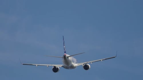 Von der geschäftigen Landebahn eines modernen Flughafens in den Himmel fliegen