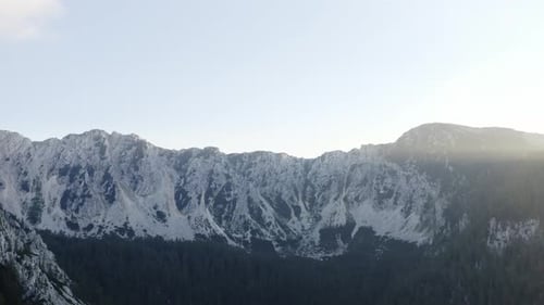 Vue aérienne par drone de majestueuses montagnes enneigées en Autriche