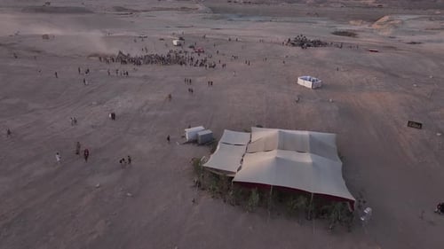 Rassemblement dans le désert au crépuscule en Israël