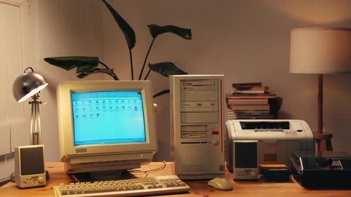 Retro-PC, Computerspiel-Desktop, Vintage-Stil, mit Ladecode, Konsole, Programmierer, der Skripte erstellt, Grün