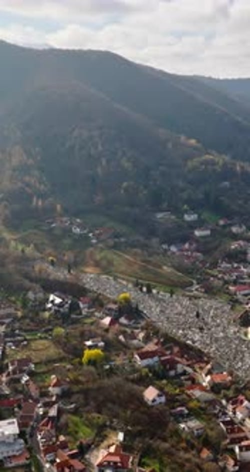 Vue aérienne par drone de la ville de Brasov dans le sud-est de la Transylvanie, en Roumanie, entourée de montagnes