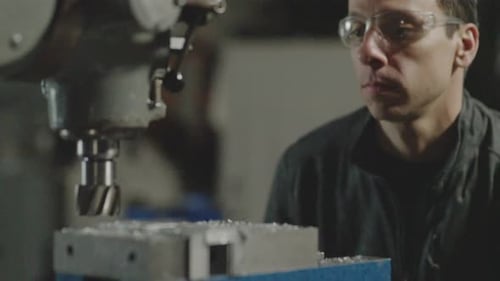 Mechaniker inspiziert ihren Bohrer
